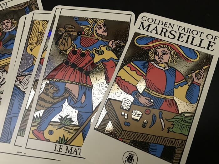 Những lá bài này khi đặt dùng dưới ánh sáng - Top 8 Bộ Bài Tarot MẠ VÀNG - MẠ BẠC Sang Chảnh Đang HOT Trong Cộng Đồng Hiện Nay Những lá bài này khi đặt dùng dưới ánh sáng