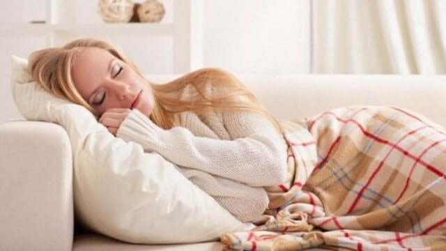 Kê gối quá thấp hay quá cao - Top 10 Thói Quen Trước Khi Ngủ Ảnh Hưởng Nghiêm Trọng Đến Sức Khỏe Kê gối quá thấp hay quá cao