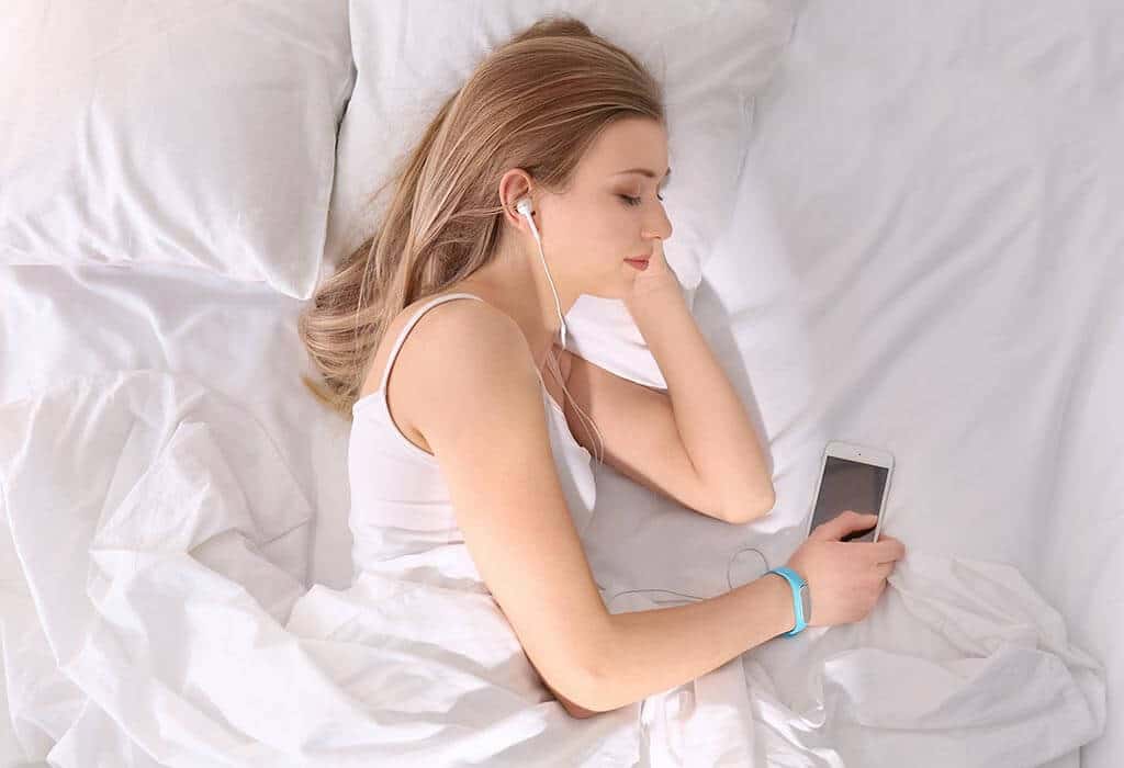 Nghe nhạc khi đi ngủ - Top 10 Thói Quen Trước Khi Ngủ Ảnh Hưởng Nghiêm Trọng Đến Sức Khỏe Nghe nhạc khi đi ngủ