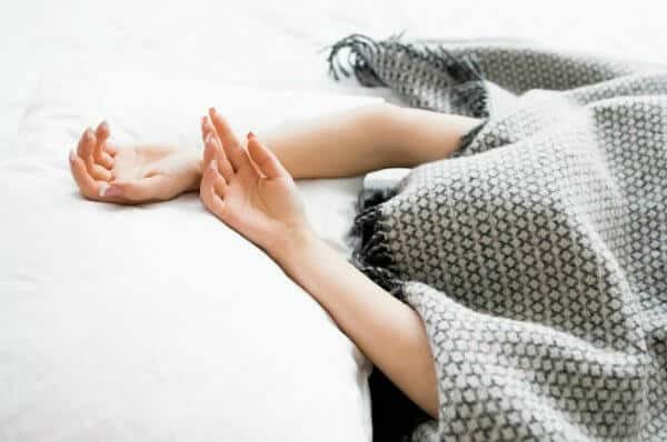 Trùm chăn che kín mặt khi đi ngủ - Top 10 Thói Quen Trước Khi Ngủ Ảnh Hưởng Nghiêm Trọng Đến Sức Khỏe Trùm chăn che kín mặt khi đi ngủ