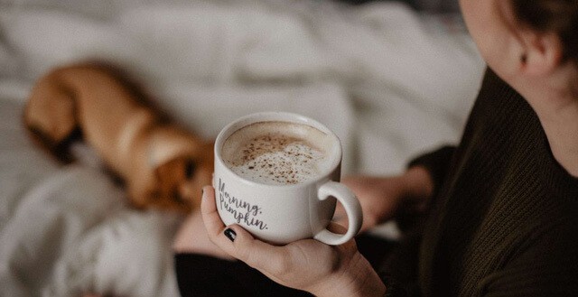 Uống cà phê trước khi đi ngủ - Top 10 Thói Quen Trước Khi Ngủ Ảnh Hưởng Nghiêm Trọng Đến Sức Khỏe Uống cà phê trước khi đi ngủ