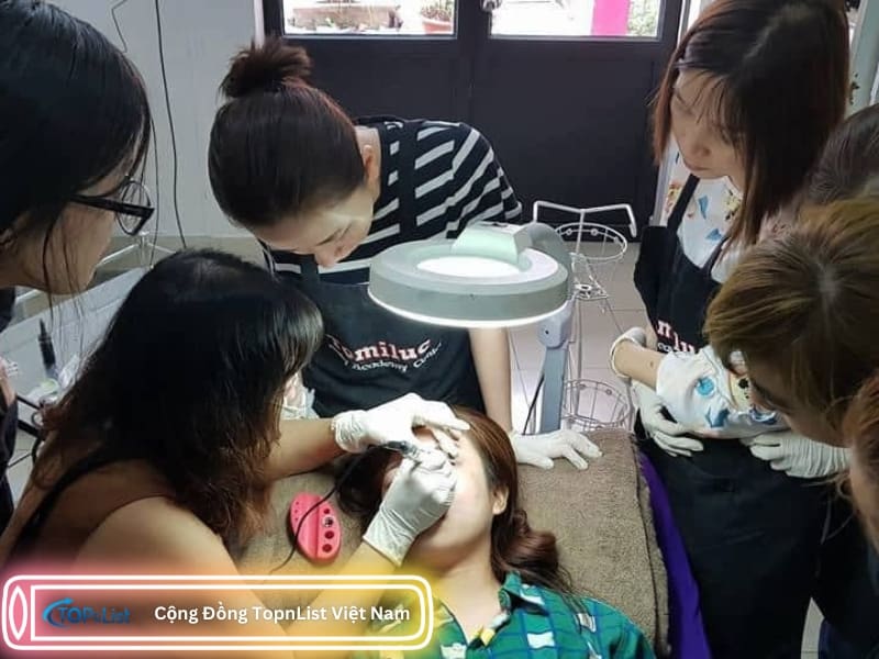 Trường đào tạo thẩm mỹ Tomiluc dạy nối mi tại Phú Nhuận
